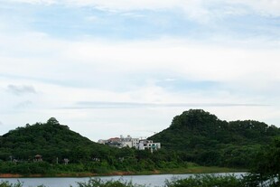 山水相依的秀丽自然景观