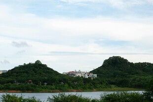 山水相依的秀丽自然景观