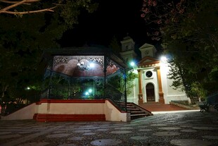 夜晚灯光下的美丽建筑