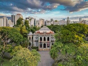 绿树环绕中的古典建筑