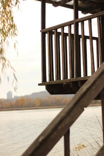 湖畔木质观景台