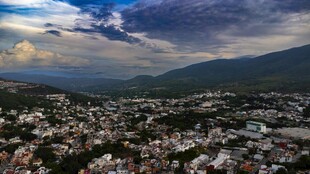 俯瞰城市与远山美景