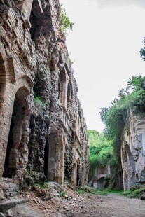 古老石砌遗迹 绿意环绕