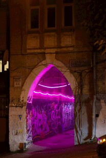 夜晚拱形门洞的梦幻紫光