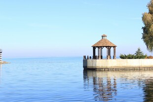 湖畔凉亭 静享湖光美景