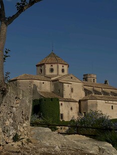 古老建筑在蓝天映衬下