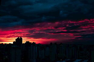 城市上空的绚烂晚霞