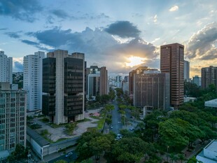 城市日落时分的天际线景观