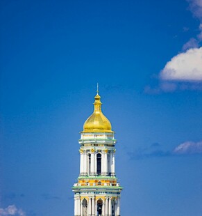 金色圆顶塔楼 蓝天相伴