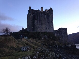 古老城堡矗立在黄昏时分