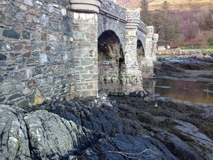 古老石桥下的嶙峋岩石