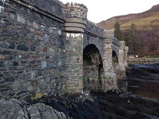 古老石拱桥横跨山间