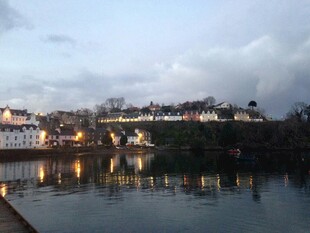 河畔城镇黄昏景色