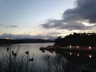 黄昏湖畔静谧景致