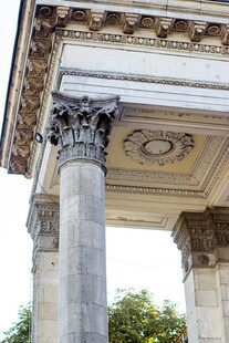 古典石柱建筑细节特写