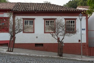 白墙红瓦的宁静小屋