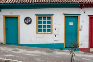 多彩门窗的清新建筑外观