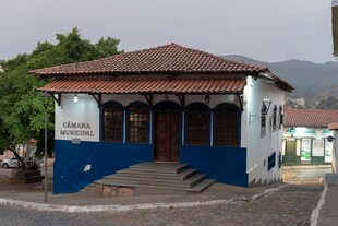 蓝白相间的特色小屋