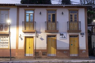 古朴黄门两层建筑外观