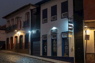 夜晚小镇街道的温馨景象