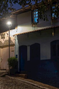 夜晚街边的静谧小屋