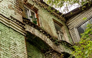 废弃绿墙建筑的沧桑景象