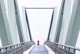 雪后桥上独行的红衣身影