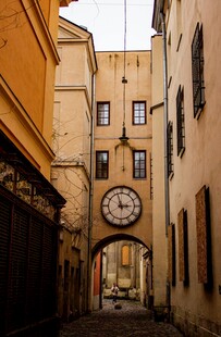 古老街巷中的特色时钟建筑