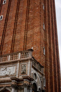 古老红砖建筑的精美一角