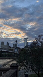 黄昏下的城市桥梁美景