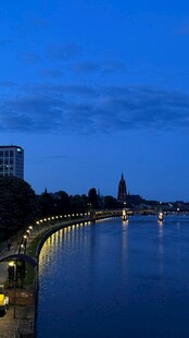 河畔夜景 城市灯火映碧波