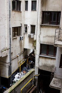 老旧楼房内堆积的杂物