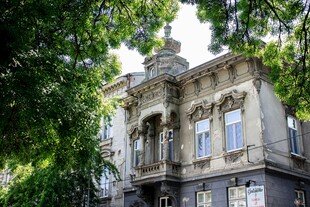 古老欧式建筑隐于绿树间