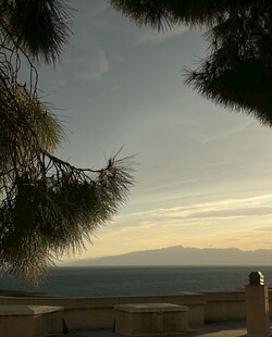 黄昏海边一人静谧观景