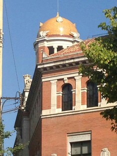 红砖建筑顶部的独特圆顶