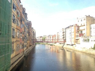 河畔城市建筑风景