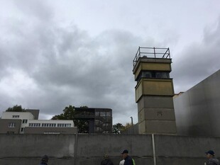 机场控制塔与 沉天空