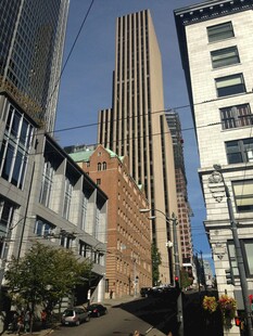 城市街道旁的高楼与建筑