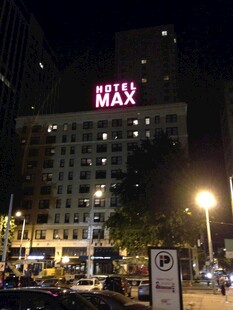 夜晚繁华都市中的MAX大楼