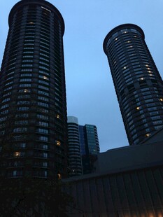 夜幕下的都市高楼建筑