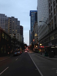 城市街道黄昏景象