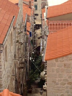 古老街巷的红瓦建筑景观