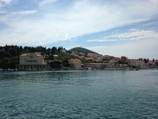 海上远眺美丽城镇风光