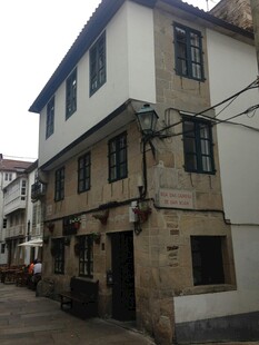 古朴两层建筑 街道旁景致