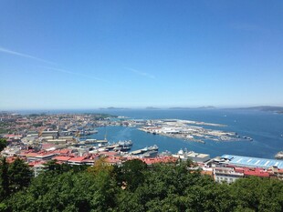 俯瞰海港城市美丽景致