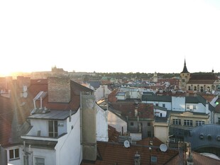 夕阳下的城市屋顶景观