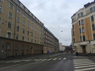 城市街道两旁的建筑景观