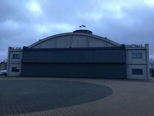 大型拱形建筑外观