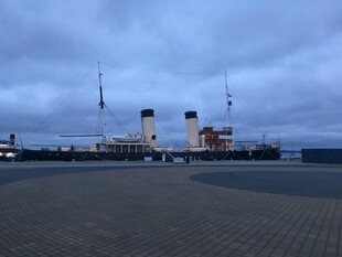 港口暮色中的大型船只