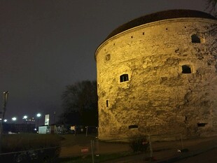 夜晚古老圆形建筑景观